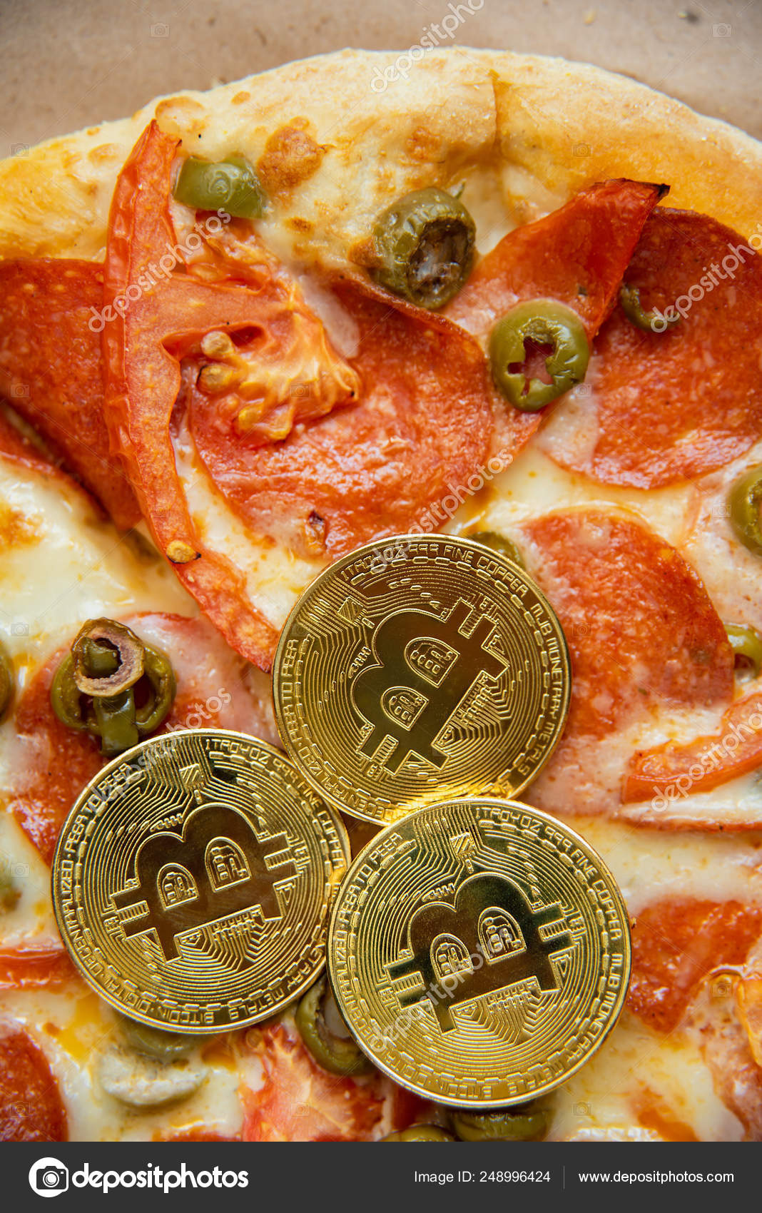 Bitcoin Pizza Día 22 Mayo. Cryptocommunity vacaciones. concepto de comprar pizza  con bitcoin . — Foto editorial de stock #248996424 ©serenko_nata
