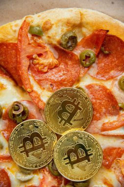 Bitcoin Pizza günü 22 Mayıs. Cryptocommunity tatil. pizza bitcoin ile satın alma kavramı.