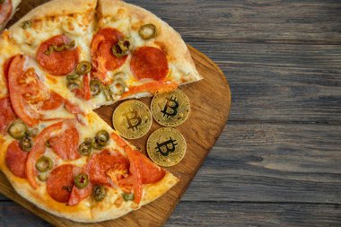 Bitcoin Pizza günü 22 Mayıs. Cryptocommunity tatil. pizza bitcoin ile satın alma kavramı.