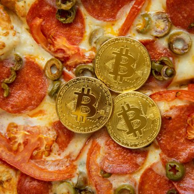 Bitcoin Pizza günü 22 Mayıs. Cryptocommunity tatil. pizza bitcoin ile satın alma kavramı.