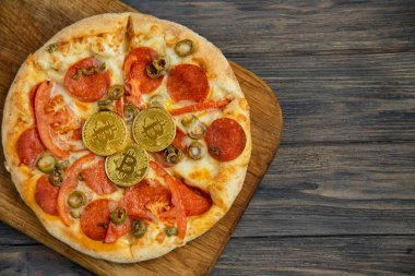 Bitcoin Pizza günü 22 Mayıs. Cryptocommunity tatil. pizza bitcoin ile satın alma kavramı.