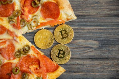 Bitcoin Pizza günü 22 Mayıs. Cryptocommunity tatil. pizza bitcoin ile satın alma kavramı.