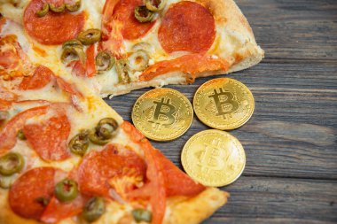 Bitcoin Pizza günü 22 Mayıs. Cryptocommunity tatil. pizza bitcoin ile satın alma kavramı.