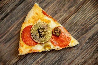 Bitcoin Pizza günü 22 Mayıs. Cryptocommunity tatil. pizza bitcoin ile satın alma kavramı.