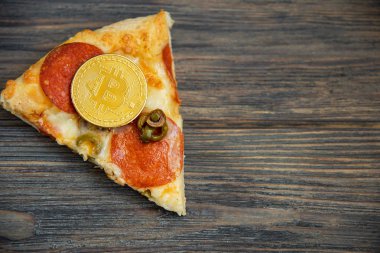 Bitcoin Pizza günü 22 Mayıs. Cryptocommunity tatil. pizza bitcoin ile satın alma kavramı.