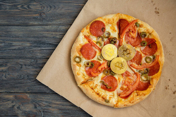 День Пиццы Биткойн 22 мая. Криптообщественный праздник. концепция покупки пиццы с биткойном
.