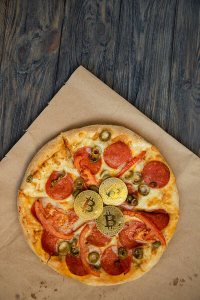 День Пиццы Биткойн 22 мая. Криптообщественный праздник. концепция покупки пиццы с биткойном
.