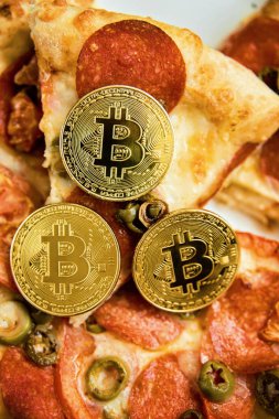 Bitcoin Pizza günü 22 Mayıs. Cryptocommunity tatil. pizza bitcoin ile satın alma kavramı.