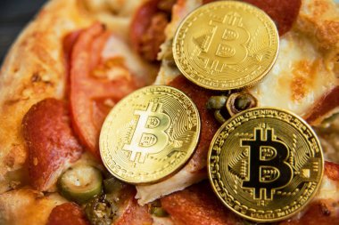 Bitcoin Pizza günü 22 Mayıs. Cryptocommunity tatil. pizza bitcoin ile satın alma kavramı.