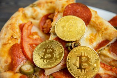 Bitcoin Pizza günü 22 Mayıs. Cryptocommunity tatil. pizza bitcoin ile satın alma kavramı.