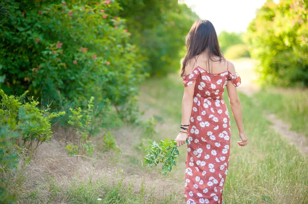野生の花の花束を持って美しいロマンチックな女の子の夏のライフ スタイルの肖像画. — ストック写真