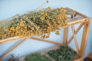 ahşap raf kurutulmuş şifalı otlar, demet. Bitkisel ve halk Hekimliği