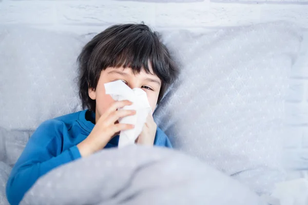 Niño Enfermo Con Rinitis Fría Sonándose Nariz Con Servilleta Cama — Foto de Stock