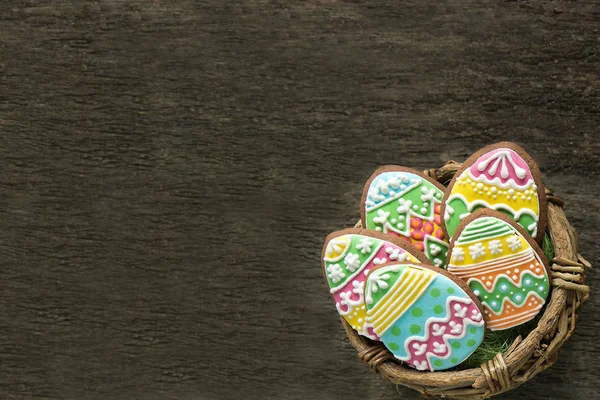 Weidenschale Mit Osterlebkuchen Form Von Bunten Eiern Auf Hölzernem Hintergrund — Stockfoto