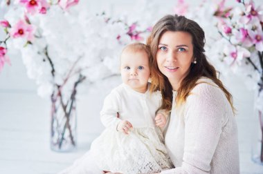 Güzel genç anne kucağında bir bebekle mutlu bir aile, annelik kavramı duruyor