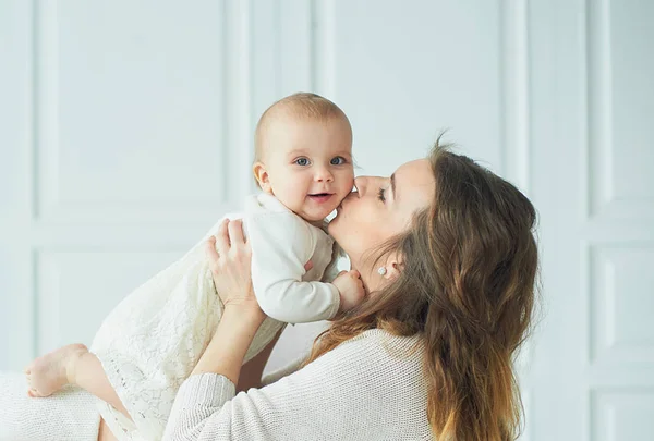 Güzel genç anne kucağında bir bebekle mutlu bir aile, annelik kavramı duruyor