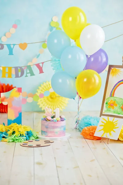 Első születésnapja törni a tortát. születésnapi üdvözletek. — Stock Fotó