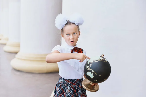 아름 다운 젊은 첫 번째-학년 별 벨의 초상화. 지식의 날입니다. 학년도의 시작. 학교 장비입니다. 세계를 탐험 하는 젊은 여자. — 스톡 사진