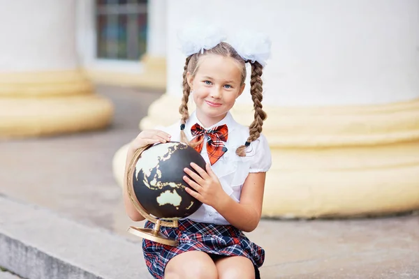 아름 다운 젊은 첫 번째-학년 별 벨의 초상화. 지식의 날입니다. 학년도의 시작. 학교 장비입니다. 세계를 탐험 하는 젊은 여자. — 스톡 사진