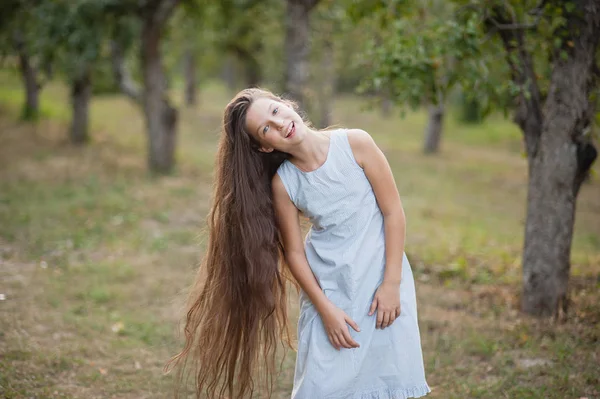 Meisje in de boomgaard. tuin met bloeiende bomen. Allergieseizoen. Dansende sprongen — Stockfoto