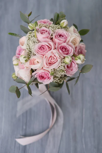 Stylish wedding attributes of bride. classic bride's bouquet — Stock Photo, Image