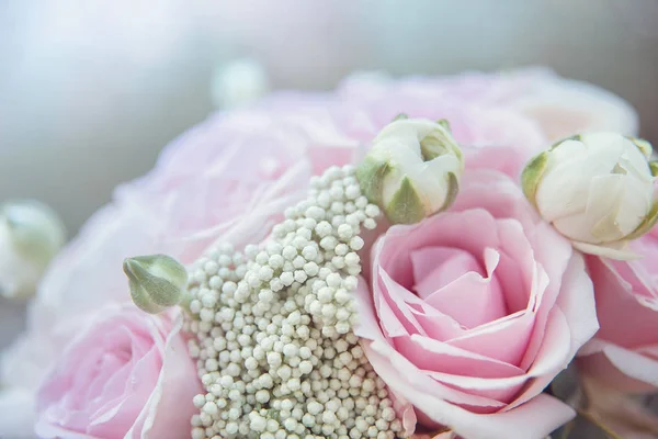 花嫁のスタイリッシュな結婚式の属性。古典的な花嫁の花束 — ストック写真