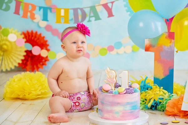 Az első születésnap törd össze a tortát. krém a lábakon — Stock Fotó