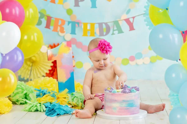 O primeiro aniversário esmaga o bolo. nata em pernas — Fotografia de Stock