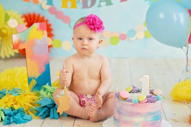 İlk doğum günü pastayı parçala. krema bacaklarda