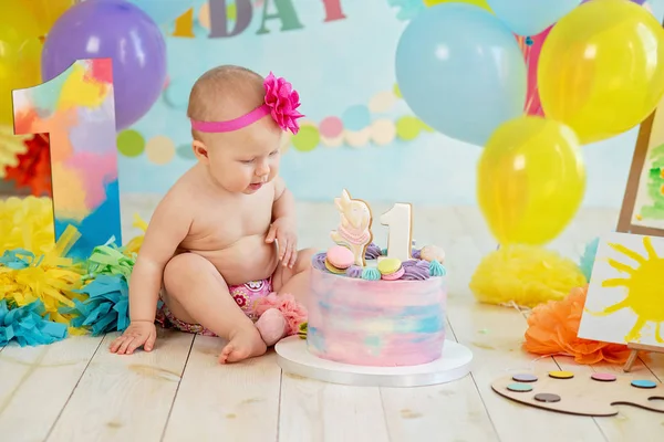 Pierwsze urodziny zmiażdżą ciasto. krem na nogach — Zdjęcie stockowe