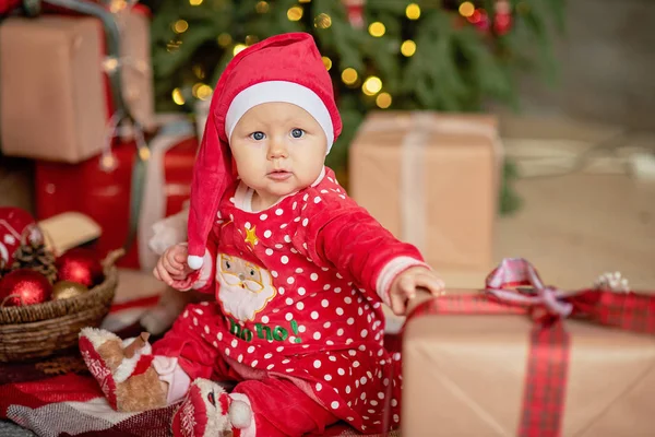 The little girl under the Christmas tree — Stock Photo, Image