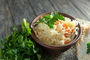 salata bir masada cam bir kavanozda ev yapımı lahana turşusu