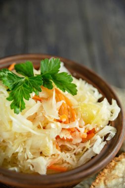 salata bir masada cam bir kavanozda ev yapımı lahana turşusu