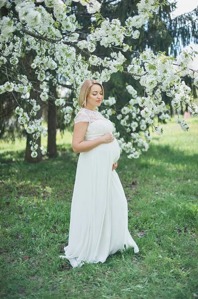 Bella Donna Incinta Rilassante Godendo Vicino Albero Ciliegio Fiorito Giardino — Foto Stock