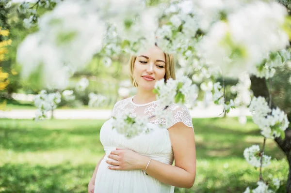 Vacker Gravid Kvinna Avkopplande Och Njuter Nära Blommande Körsbärsträd Trädgården — Stockfoto