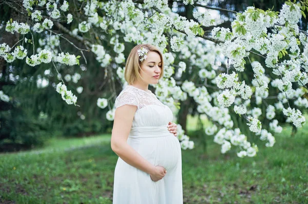 Bella Donna Incinta Rilassante Godendo Vicino Albero Ciliegio Fiorito Giardino — Foto Stock