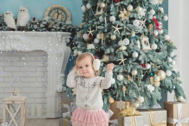 Dekore Noel ağacı yakınında poz şık giysiler giyen güzel kız 
