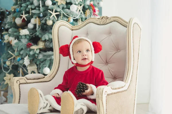 크리스마스 트리 아래 어린 소녀 — 스톡 사진