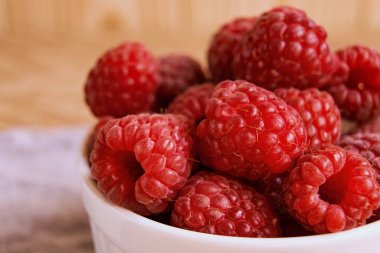 Vitamin. Yaz meyveleri. Ahududu arka plan. Yakın çekim, üst görünüm, yüksek çözünürlüklü ürün. Hasat Konsepti