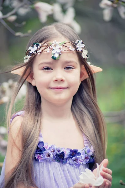 Chica de cuento de hadas. Retrato de un niño elfo místico. Personaje Cosplay . —  Fotos de Stock