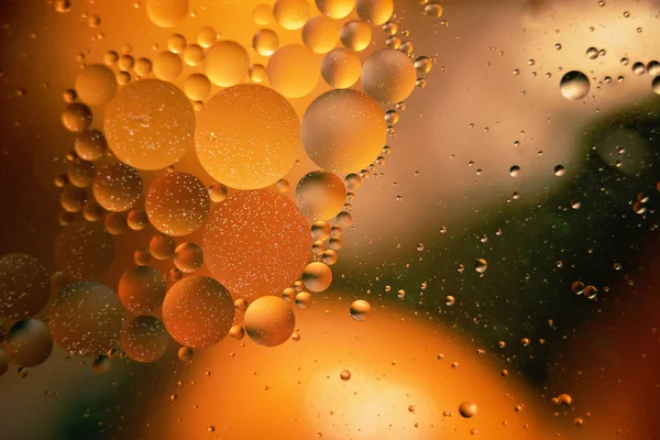Aceite con burbujas sobre un fondo colorido. Fondo abstracto. Enfoque selectivo suave — Foto de Stock