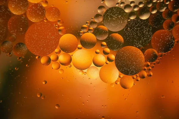 Aceite con burbujas sobre un fondo colorido. Fondo abstracto. Enfoque selectivo suave — Foto de Stock