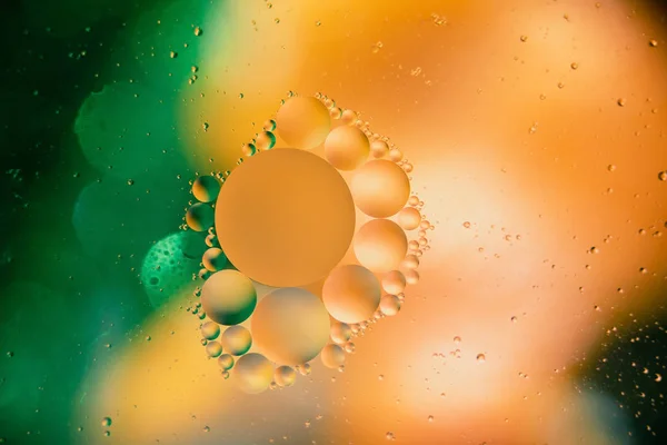 Öl mit Blasen auf buntem Hintergrund. Abstrakter Hintergrund. Weiche selektive Fokussierung — Stockfoto