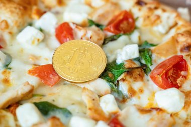Bitcoin Pizza günü 22 Mayıs. Cryptocommunity tatil. pizza bitcoin ile satın alma kavramı.