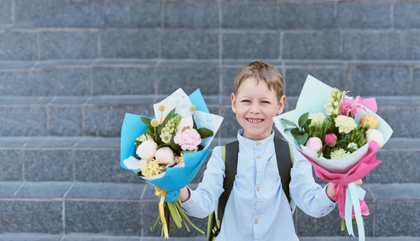 Een boeket voor de eerste geliefde leraar op 1 september. Bloemen voor de laatste bel. Dag van kennis. begin van het schooljaar — Stockfoto