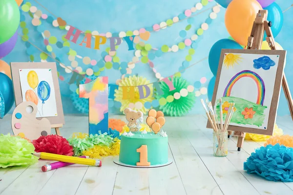 Pierwsze urodziny rozbić ciasto. Świąteczna ozdoba na urodziny z ciastem, ciasto Smash pierwszy rok koncepcji. życzenia urodzinowe. kolorowe ballony — Zdjęcie stockowe