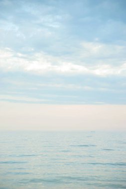 Mavi gökyüzü arka plan üzerinde su yüzeyi ve ufuk ile Ressamlık deniz manzarası sahne