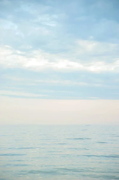 Painterly Scena Seascape Powierzchnią Wody Horyzont Tle Błękitnego Nieba — Zdjęcie stockowe