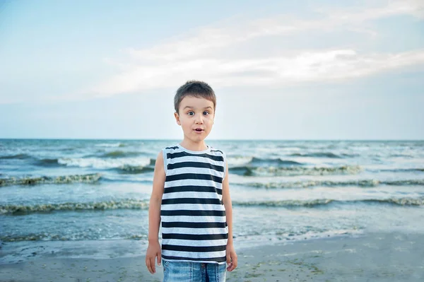 Užaslý Chlapec Pruhované Nádrži Pláži Době Západu Slunce Koncept Letní — Stock fotografie