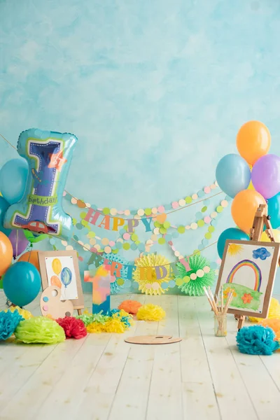 Első születésnapja törni a tortát. születésnapi üdvözletek. — Stock Fotó